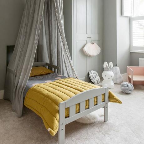 Modernt barns sovrum med nyckfulla detaljer
