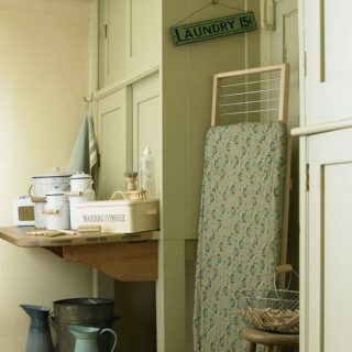 Traditionellt grönt grovkök | Tvättstugans design | Förråd i grovkök | Bild | Bostadshus