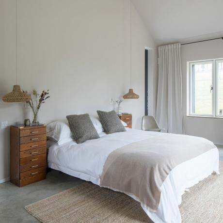 Sakinleştirici bir sığınak yaratmak için gri ve beyaz yatak odası fikirleri
