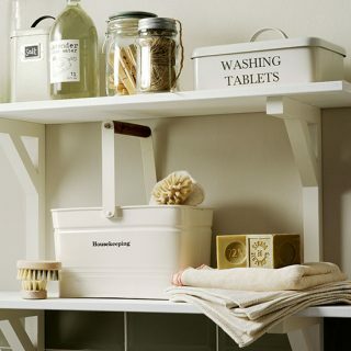 Vit hylla i hyttrum | Tvättstuga inredning | Perfekt hem | Housetohome.co.uk