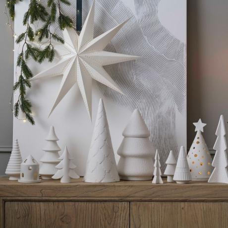 Pequeños árboles de Navidad en cerámica.