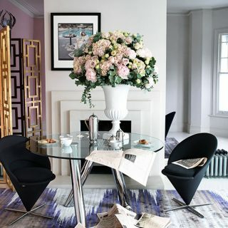 Sala de jantar chique com mesa redonda de vidro | Decoração de sala de jantar | Livingetc | Housetohome.co.uk