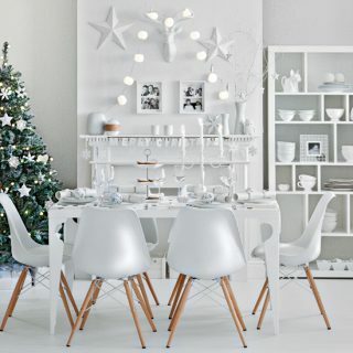 Salle à manger festive blanche d'hiver | Idées de décoration de Noël | Idéal Maison | Housetohome.fr