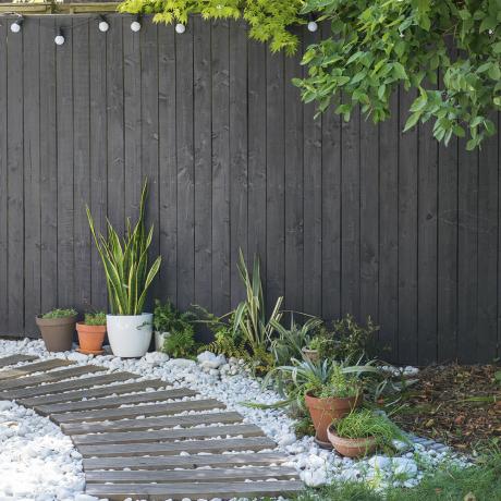 Upcycled terrasplanken tuinpad