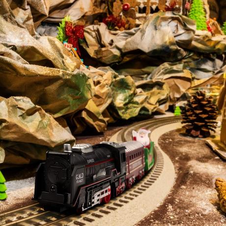 El tren del árbol de Navidad marcó tendencia: el look nostálgico y festivo que todos intentan recrear