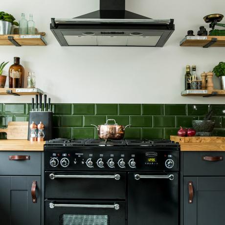 Cocina-remodelación-unidades-gris-oscuro-papel tapiz-estampado-de-palma-detalles-verdes-3