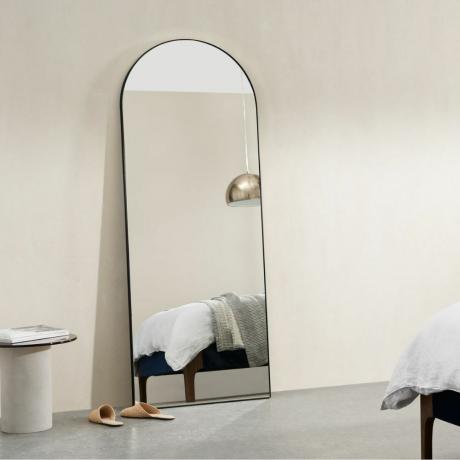 Arles grand miroir de sol penché en arc dans la chambre
