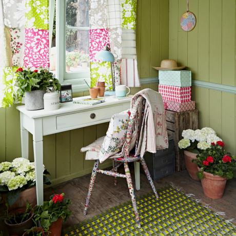zeleně malovaná zahradní kancelář