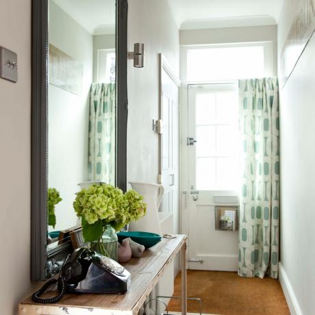 Het geniale idee van Kelly Hoppen om smalle gangen te schilderen – om je groter te voelen