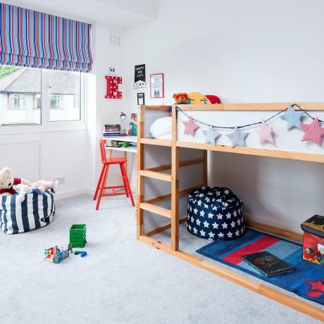 vitt barns sovrum med högupplöst säng