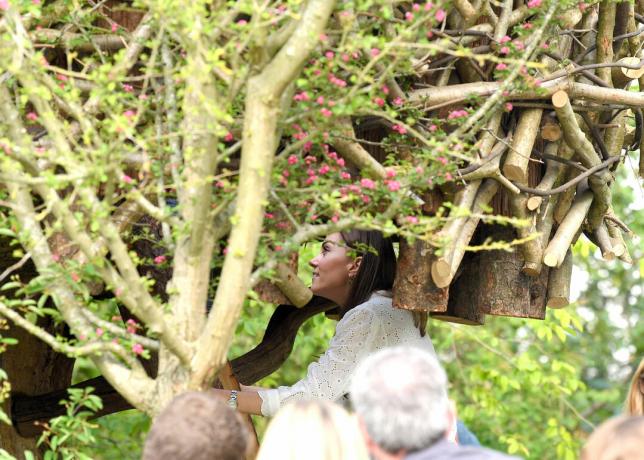 Ducesa de Cambridge își vizitează spectacolul de flori din Chelsea împreună cu familia