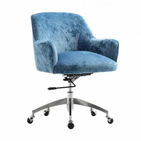 Una silla de terciopelo azul con grandes reposabrazos.