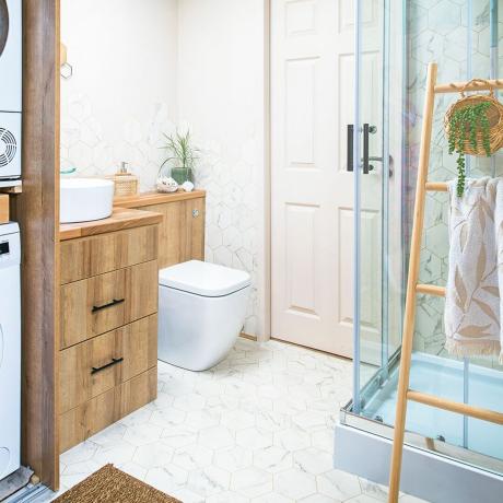 sprchovací kút s rohovou sprchou a kompaktným WC a umývadlom