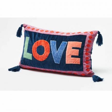 Aksominė pagalvėlė, ant kurios įvairiaspalviais siūlais išsiuvinėta LOVE