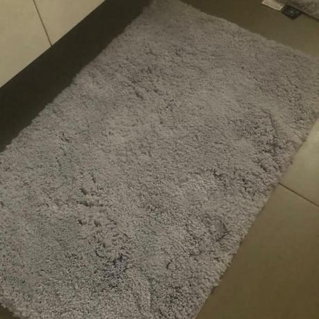 Le tapis de bain Aldi qui déconcerte les acheteurs – est-il gris ou violet ?
