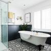 Cambio de imagen del baño con azulejos de piso de declaración de baño con tapa enrollable y paneles de madera en la parte superior