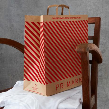 Primark predstavlja nakupovalne vrečke, ki se podvojijo kot ovojni papir