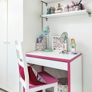 Wit thuiskantoor met roze accenten en kinderspeelgoed
