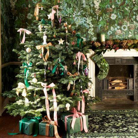Qual é o melhor tamanho de árvore de Natal para uma sala pequena?