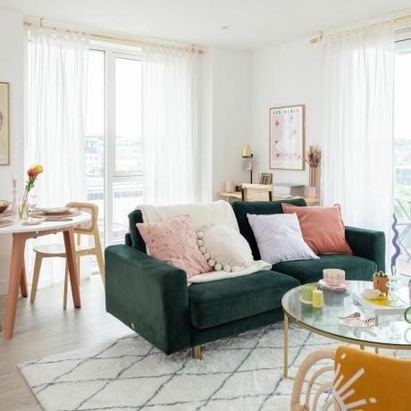 Mettere il divano in questa posizione nel soggiorno potrebbe comportare costi elevati, avvertono gli esperti