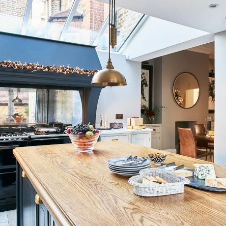 Kök-matrum med djupblå accenter och trämöbler