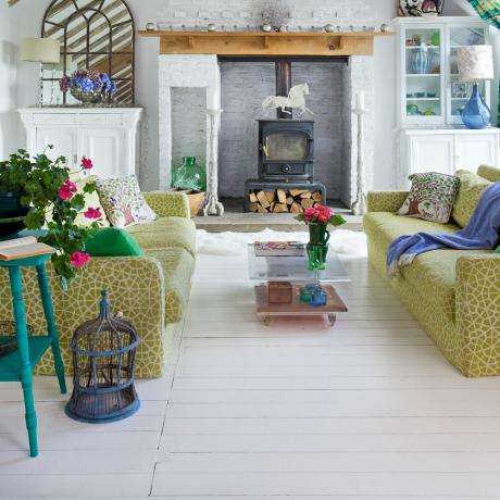 dzīvojamā istaba ar balti krāsotiem grīdas dēļiem, kā atjaunot budžetu