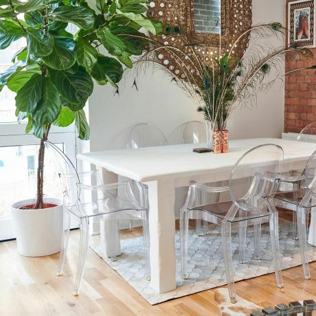 Het huis van June Sarpong laat zien hoe je geliefde meubels tot in de perfectie kunt stylen