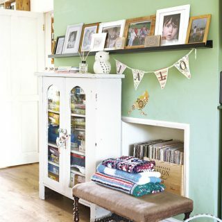 Canto de sala verde com recanto de armazenamento | Decoração de sala de estar | Estilo em casa | Housetohome.co.uk