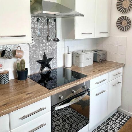 Husejer sparede 1.000 £ på denne sort-hvide køkken-makeover i Skandi-stil