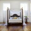 Казкові ліжка з балдахіном у сільському стилі
