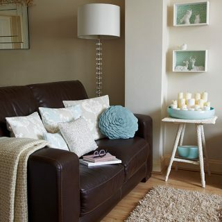 Gult vardagsrum med pastellfärgade accenter | Vardagsrumsinredning | Stil hemma | housetohome.co.uk