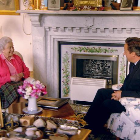 Der Dokumentarfilm enthüllt den entspannten Stil des privaten Wohnzimmers der Königin und eine Vorliebe für Blumen