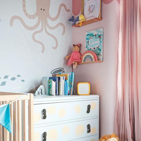 kamar tidur anak perempuan dengan mural dinding gurita