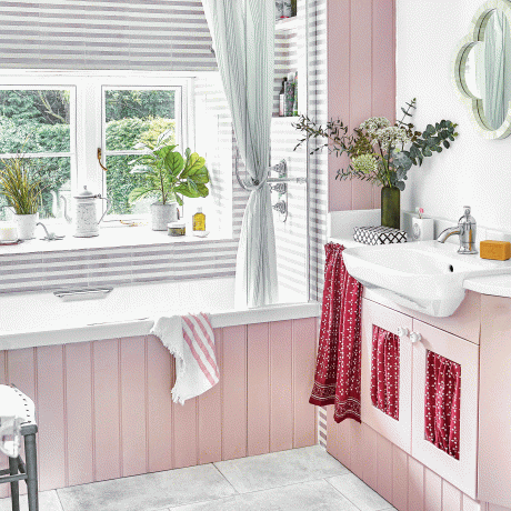 Ružičasta kupaonica s crvenom zavjesom za umivaonik