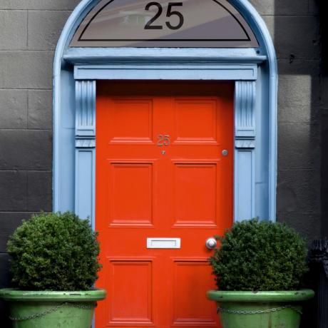 kesalahan warna pintu depan, pintu depan merah dengan sekeliling dicat biru pucat, nomor hitam, pekebun serasi