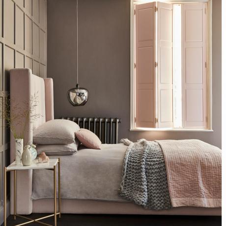 ピンクの窓シャッター付きの中立的なベッドルーム