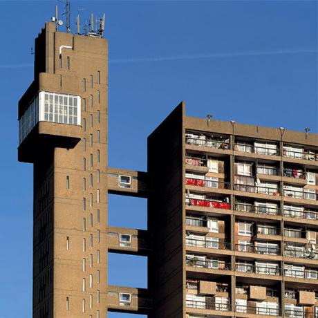 Hij werd vereeuwigd als een Bond-schurk door Ian Fleming, maar nu heeft architect Erno Goldfinger's meest gerespecteerde torenflat in Londen de status van monument gekregen.