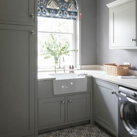 Lavadero gris con lavabo Belfast, suelo de baldosas estampadas y persiana de ventana estampada