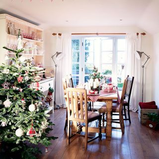Ruang makan bergaya pedesaan dengan pohon Natal | Dekorasi lorong | Hidupdll | Housetohome.co.uk