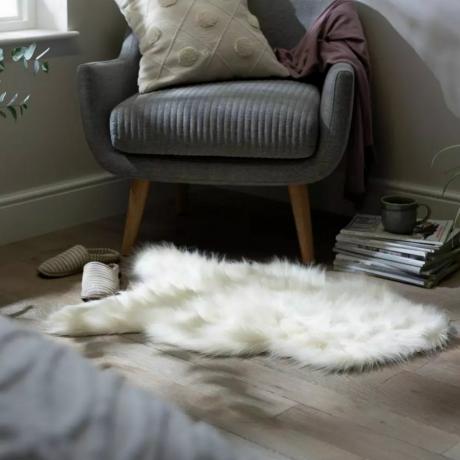 Argos Home Flump pinkains paklājs zem pelēka atzveltnes krēsla