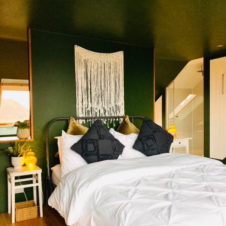 Šis guļamistabas griestu krāsas uzlaušana varētu palīdzēt jums labāk izgulēties