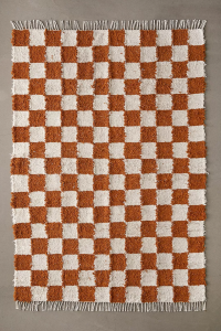 Šachovnicový terakotový koberec 5x7 | 169,00 GBP v Urban Outfitters