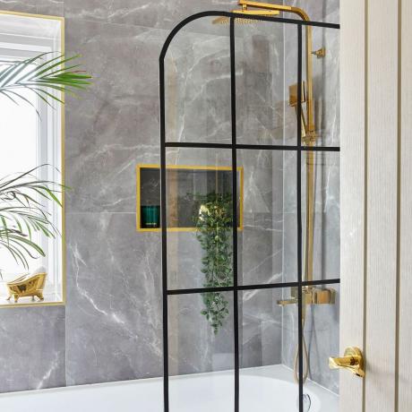 Ванная комната с душевой перегородкой в ​​стиле Криттал и золотым душевым смесителем.