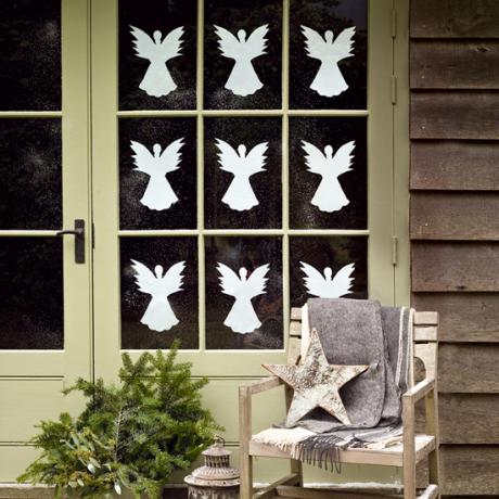 Sukurkite svetingą Kalėdų lango ekraną su šiais gražiais popieriniais angelais