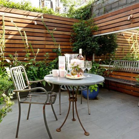 Idei de iluminat pentru terase: 11 moduri de a-ți ilumina grădina