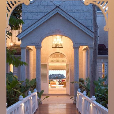 6.806,000 £ karşılığında piyasada bulunan Cliff Richard'ın Barbados'taki evinin içine adım atın