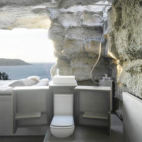 Maison de vacances espagnole à l'intérieur d'un rocher artificiel