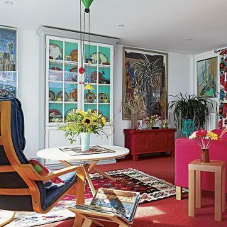 Salon éclectique blanc et rouge | Décoration de salon | 25 belles maisons | Housetohome.fr