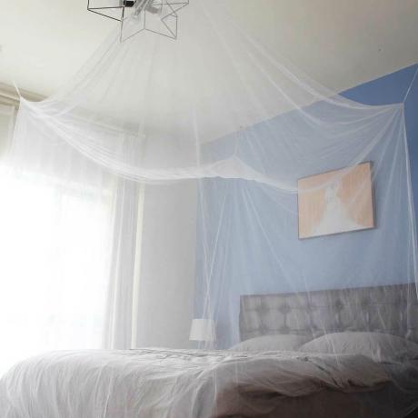 et myggenet over en seng i et lille soveværelse - Symple Stuff on Wayfair