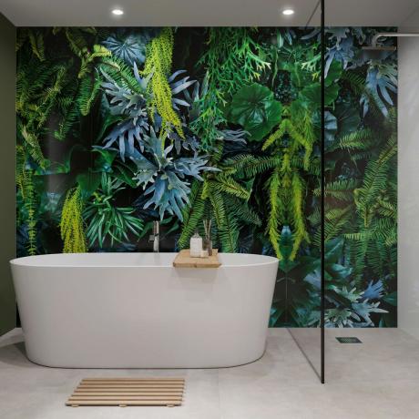 Isokokoiset seinäpaneelit kylpyhuoneessa trooppisella kuviolla vapaasti seisovan kylpyammeen takana